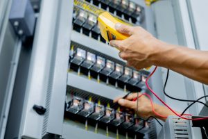 שירותי חשמל בבת ים – מה חשוב לדעת לפני שמזמינים קבלן מוסמך